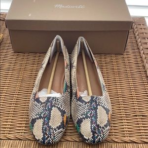 Square toe flats in snake embossed leather size 9
